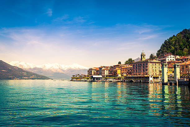 ベラージオの街にあるコモ湖、国家的ランドマーク、イタリア - waterfront clear sky residential structure standing water ストックフォトと画像