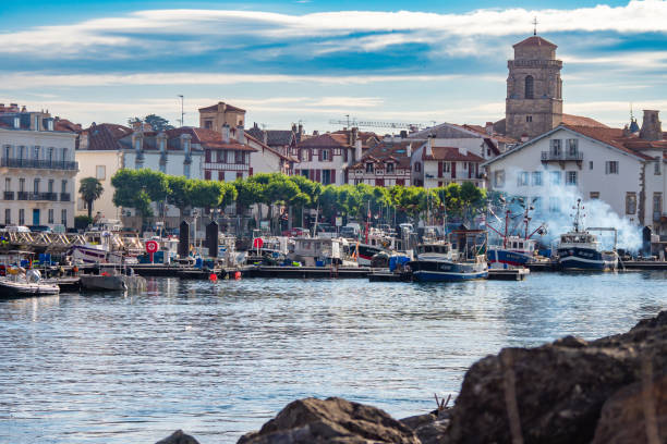 saint-jean-de-luz france - st jean de luz harbor basque provinces france photos et images de collection