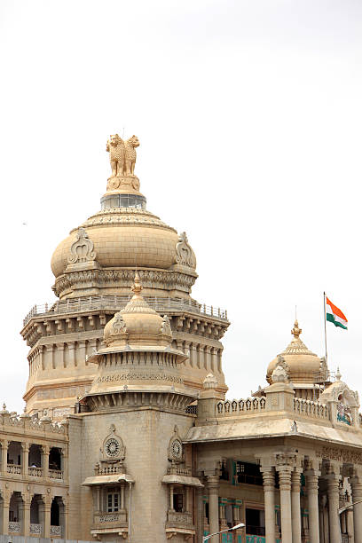 bangalore, india - bangalore india parliament building vidhana soudha foto e immagini stock