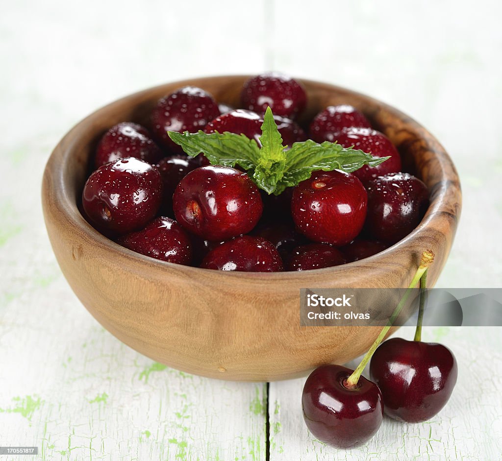 Cerises fraîches dans un bol en bois - Photo de Aliment libre de droits