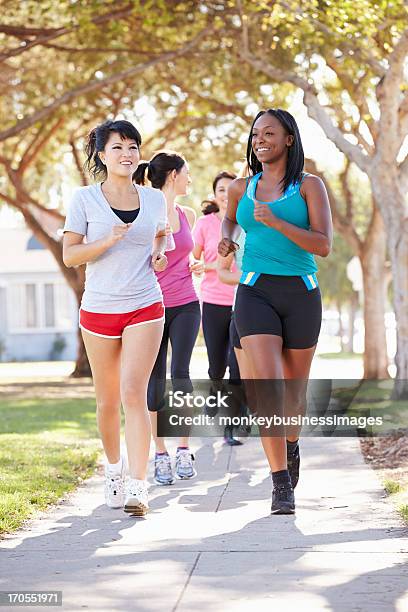 グループの女性ランナーのエクササイズにサバーバン Street - 女性のストックフォトや画像を多数ご用意 - 女性, 女性のみ, 走る