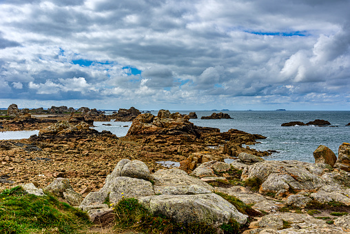 paysage du littoral rocheux de Bretagne nord en été
