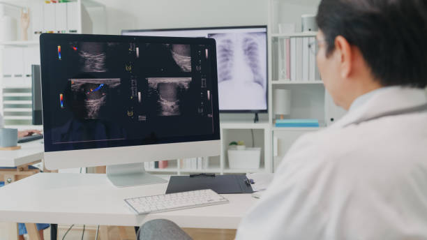 성인 아시아 남성 의사들은 병원의 컴퓨터 화면에서 환자의 엑스레이 이미지를 검사하고 있다. 의료 건강 관리. - human spine mri scan x ray doctor 뉴스 사진 이미지