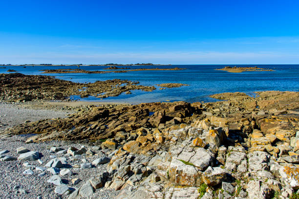 paysage du littoral rocheux de Bretagne nord en été