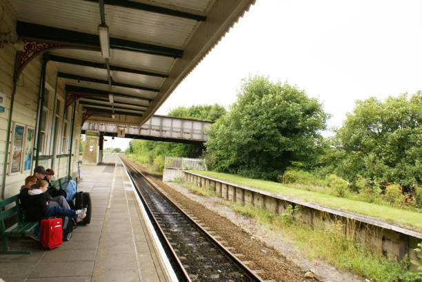 estación de tren de conwy - conwy castle train travel people traveling fotografías e imágenes de stock