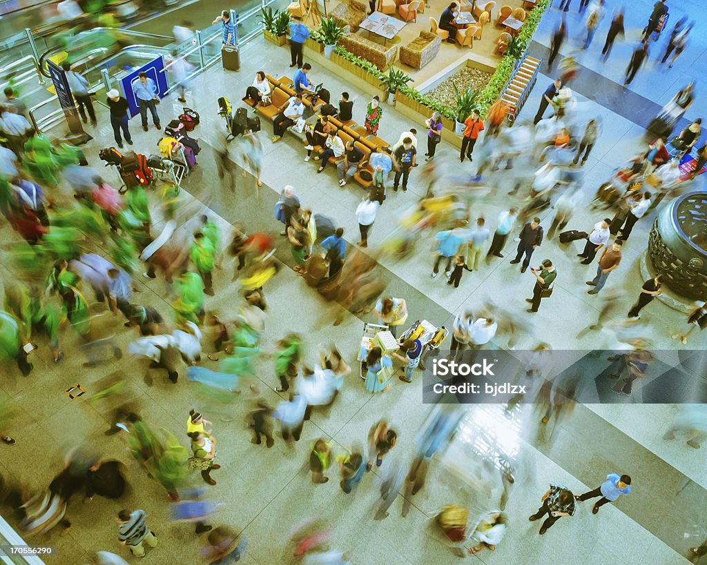 Folla in aeroporto sala - Foto stock royalty-free di Aeroporto