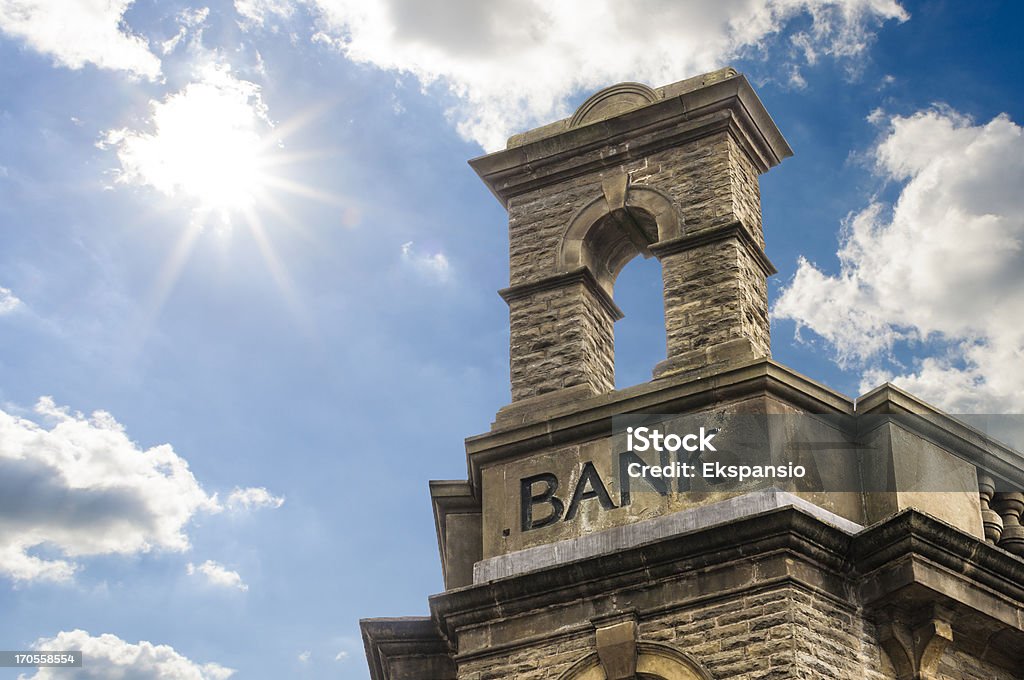 Old Stone Bank-Schild mit sonnigen Himmel - Lizenzfrei Alt Stock-Foto