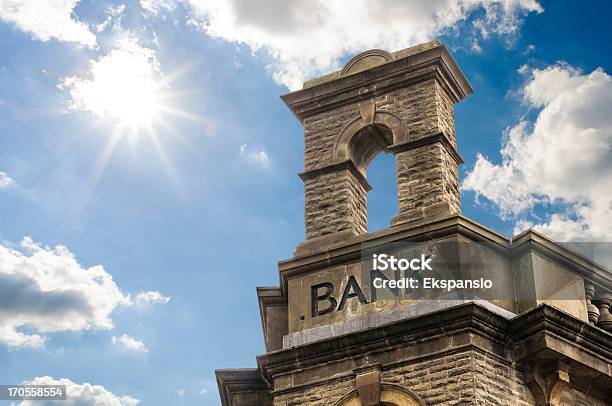 오래된 석조 수거통 팻말 화창한 스카이 건물 외관에 대한 스톡 사진 및 기타 이미지 - 건물 외관, 오래된, 은행