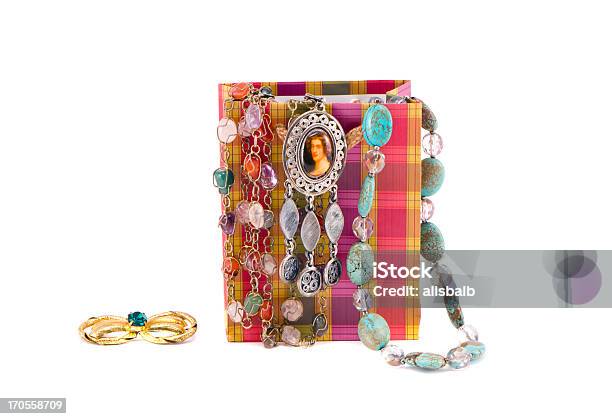 Isolato Vari Collane In Sacchetto Di Carta Regalo - Fotografie stock e altre immagini di Accessorio personale - Accessorio personale, Argentato, Argento