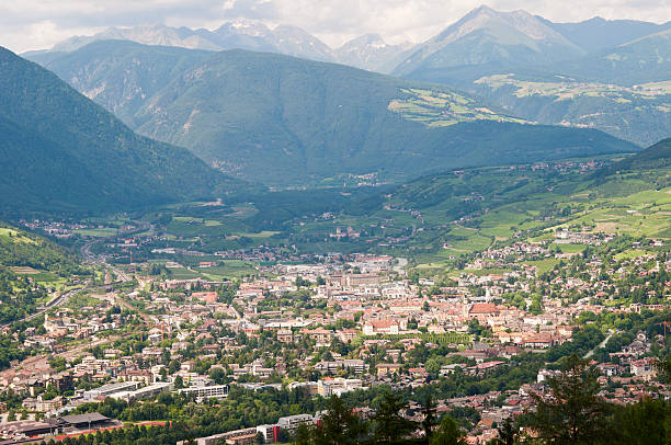 vista aérea de bressanone também conhecido como brixen no verão - bressanone imagens e fotografias de stock