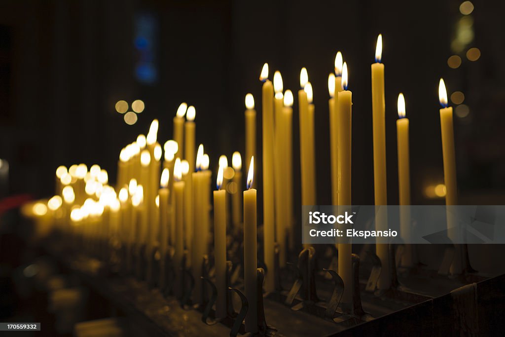 Luz de velas no Interior da Igreja no Natal - Foto de stock de Vela - Equipamento de Iluminação royalty-free