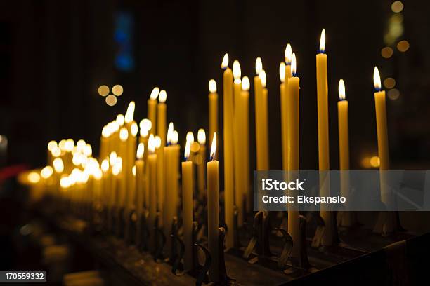 Acesas Velas Na Igreja Interior De Natal - Fotografias de stock e mais imagens de Vela - Equipamento de Iluminação - Vela - Equipamento de Iluminação, Natal, Ortodoxia