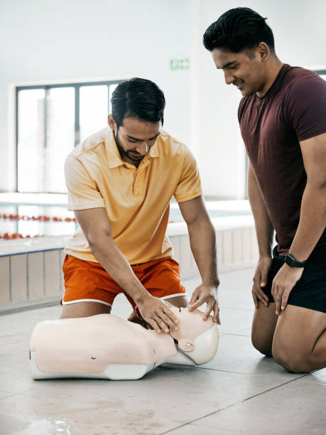 seguridad en piscinas, rcp y aprendizaje de personas, entrenamiento o apoyo para salvar vidas, rescate o ahogamiento. enseñanza del servicio médico, conocimientos de primeros auxilios de emergencia o capacitación de hombres en maniquí - first aid swimming instructor cpr fotografías e imágenes de stock