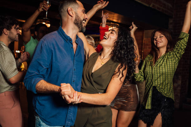 j’adore danser - salsa photos et images de collection
