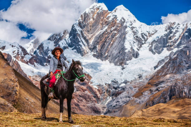 페루 안데스산맥에서 말을 타고 있는 어린 소녀 - mountain peru cordillera blanca mountain range 뉴스 사진 이미지