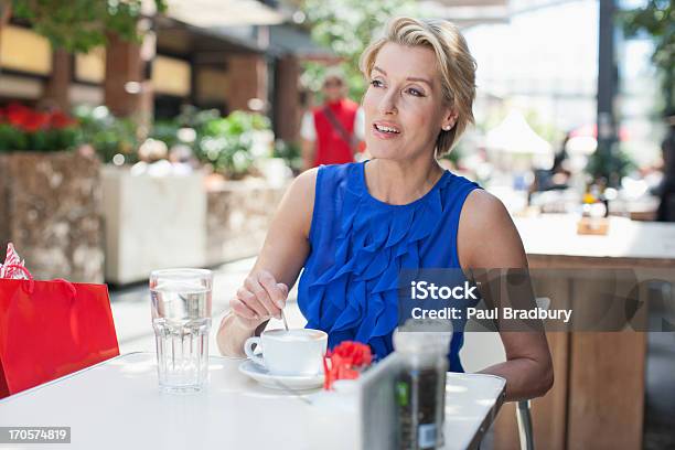 Frau Trinkt Kaffee Im Café Stockfoto und mehr Bilder von 45-49 Jahre - 45-49 Jahre, Am Telefon, Antworten