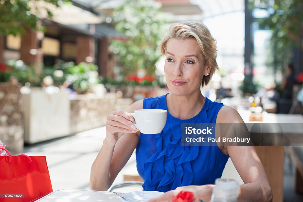 Femme buvant un café au Café - Photo de 45-49 ans libre de droits