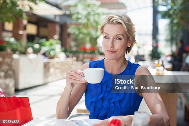 Photo libre de droit de Femme Buvant Un Café Au Café banque d'images et plus d'images libres de droit de 45-49 ans - 45-49 ans, Activités de week-end, Adulte