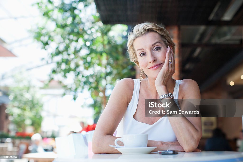 Femme buvant un café au Café - Photo de Femmes libre de droits