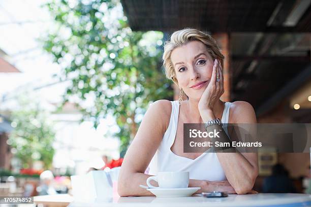 Photo libre de droit de Femme Buvant Un Café Au Café banque d'images et plus d'images libres de droit de Femmes - Femmes, Une seule femme, Restaurant