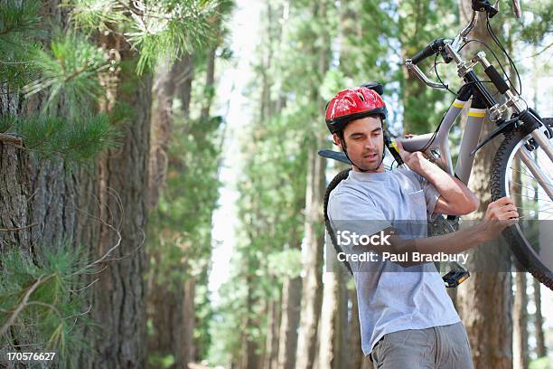 Człowiek Przewożących Rowerze W Lesie - zdjęcia stockowe i więcej obrazów Bicykl - Bicykl, Jeździć na rowerze, Podnosić