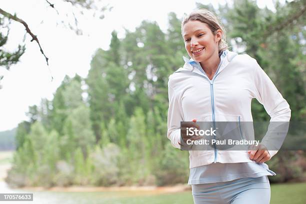 Mujer Corriendo En El Bosque Foto de stock y más banco de imágenes de 25-29 años - 25-29 años, Adulto, Adulto joven