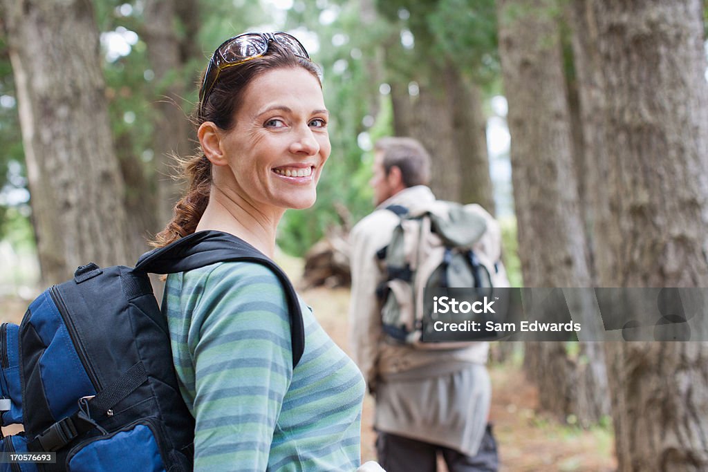 Par de caminatas en bosque - Foto de stock de Andar libre de derechos