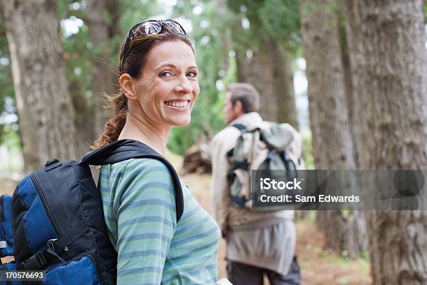 Foto de Casal Caminhadas Na Floresta e mais fotos de stock de Andar - Andar, Longa Caminhada, Exterior