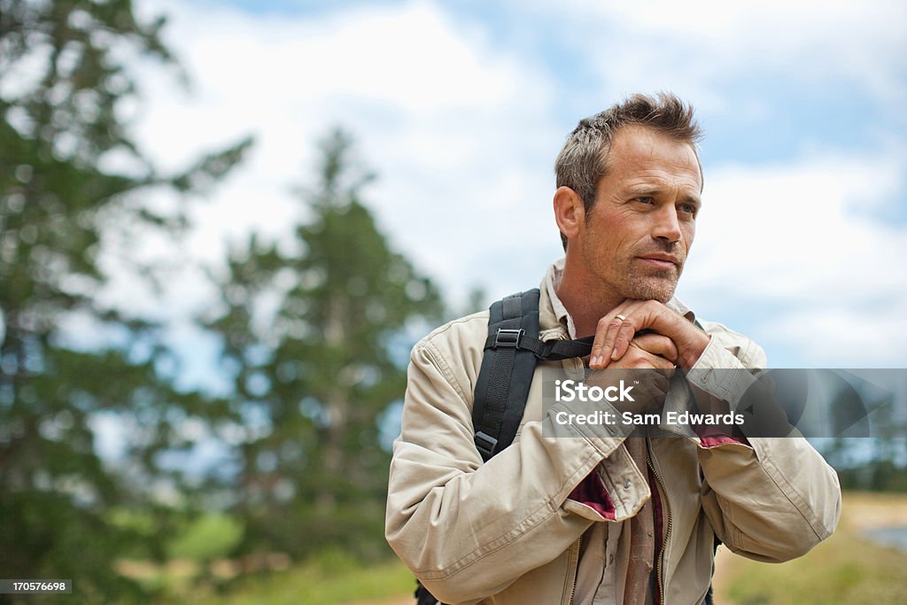 Homem de caminhadas, perto da área remota - Foto de stock de 40-44 anos royalty-free