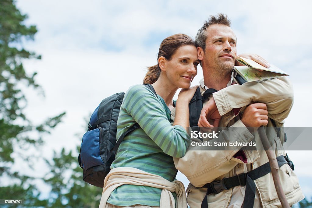 Casal em caminhada na área remoto - Royalty-free Caminhada Foto de stock