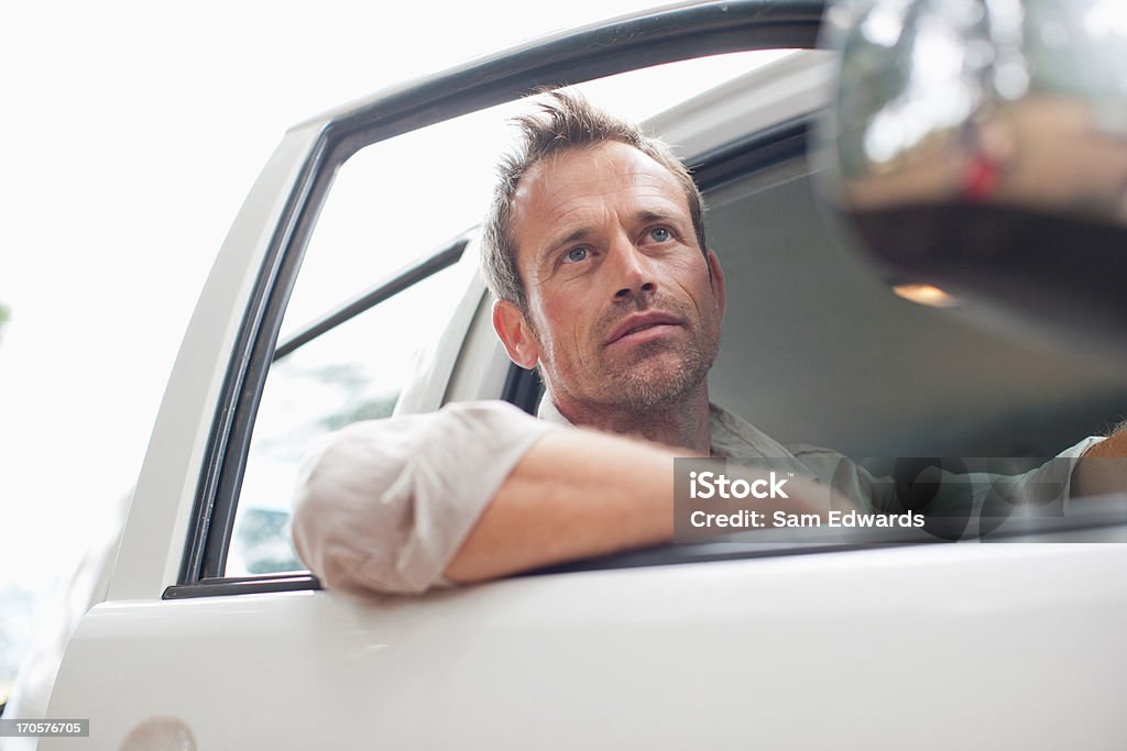 Hombre sentado en camión cab - Foto de stock de 40-44 años libre de derechos