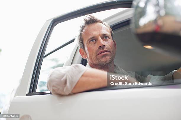 Hombre Sentado En Camión Cab Foto de stock y más banco de imágenes de 40-44 años - 40-44 años, Adulto, Adulto maduro