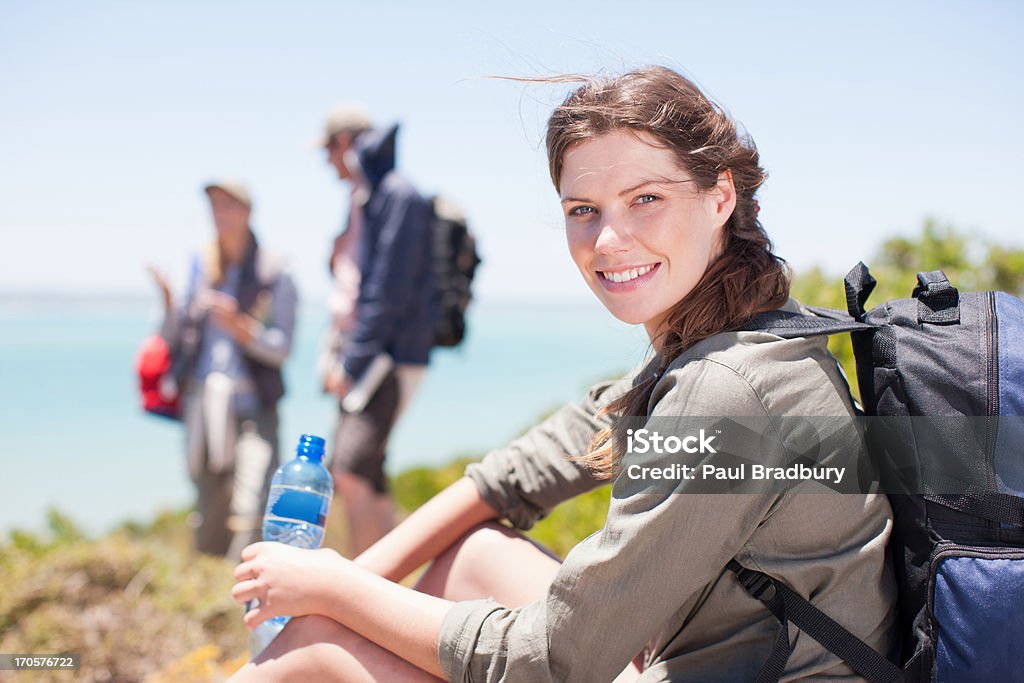 Женщина hiker питьевой воды - Стоковые фото 20-24 года роялти-фри