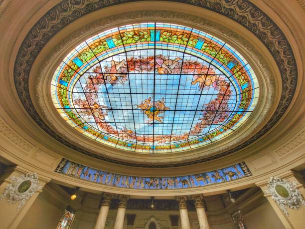 hermosas vidrieras en el techo de un edificio de época en montevideo, capital de uruguay - dome skylight stained glass glass fotografías e imágenes de stock