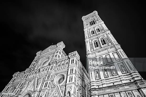 Catedral De Santa Maria Del Fiore Em Florença Por Noite - Fotografias de stock e mais imagens de Arquitetura