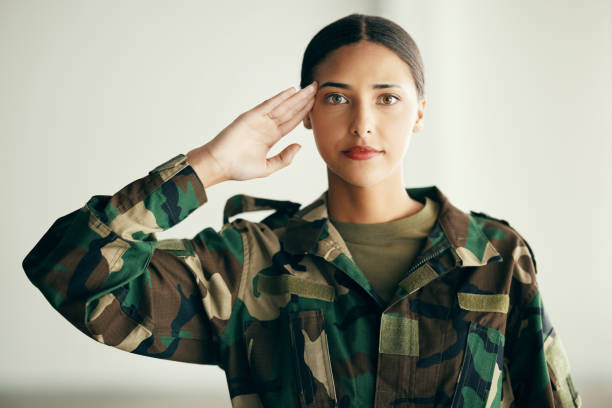 전문 영웅을 위한 군 복무에 대한 경례, 자신감, 자부심을 가진 여성 군인의 초상화. 군 경력, 보안 및 용기, 제복을 입은 소녀 및 정부 정보 기관의 존경 - armed forces saluting female air force 뉴스 사진 이미지