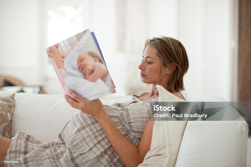 Schwangere Frau lesen Magazin - Lizenzfrei Schwanger Stock-Foto