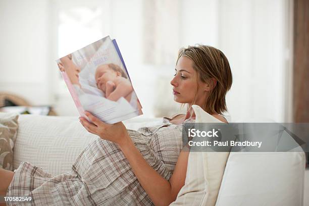 Schwangere Frau Lesen Magazin Stockfoto und mehr Bilder von Schwanger - Schwanger, Lesen, Zeitschrift