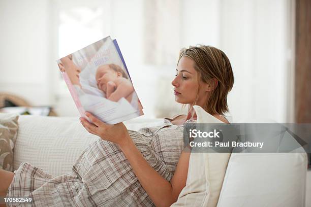 妊娠中の女性の読書誌 - 妊娠のストックフォトや画像を多数ご用意 - 妊娠, 読む, 雑誌