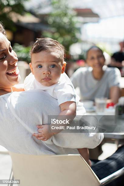 Photo libre de droit de Mère banque d'images et plus d'images libres de droit de 2-5 mois - 2-5 mois, 30-34 ans, 50-54 ans