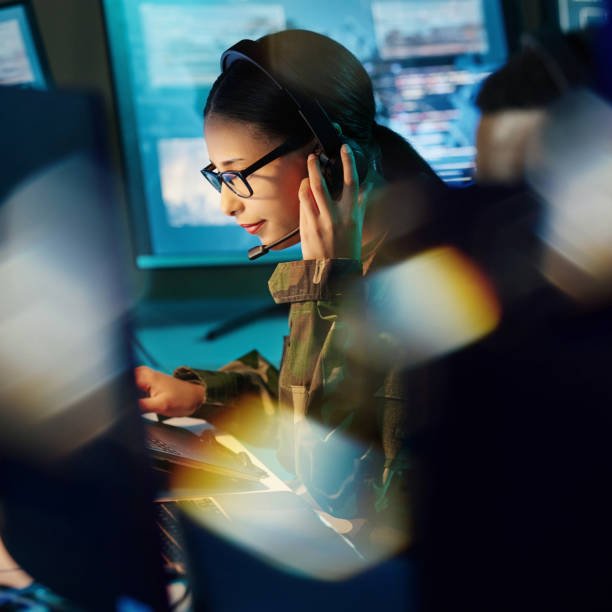 centre de commandement militaire, casque et femme avec communication, informatique et technologie. sécurité, surveillance mondiale et soldat avec travail d’équipe dans le bureau de l’armée à la salle de contrôle des données cybernétiques du gou - data center computer programmer women photos et images de collection