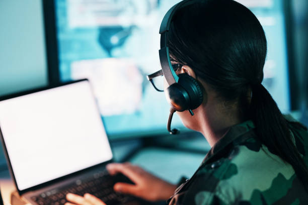 centre de commandement militaire, écran d’ordinateur et femme en maquette, casque et communication technique de dos. sécurité, surveillance et soldat avec moniteur vierge dans le bureau de l’armée à la salle de contrôle du gouvernement - data center computer programmer women photos et images de collection