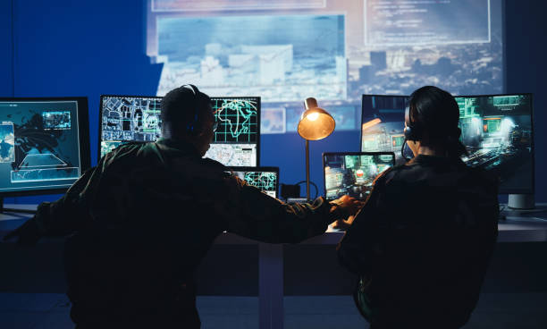 salle de contrôle de l’armée, ordinateur et équipe dans la surveillance, l’aide et la collaboration dans la communication technique de dos. sécurité, carte satellite et homme avec femme au moniteur dans le centre de commandement du bureau militair - data center computer programmer women photos et images de collection