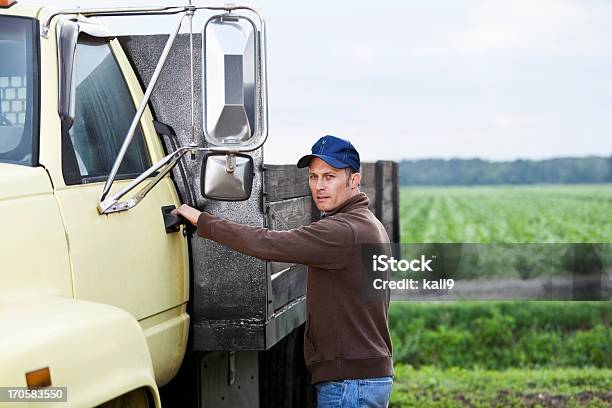 Farmer Sich In Einem Lkw Stockfoto und mehr Bilder von Kleinlastwagen - Kleinlastwagen, Schweres Nutzfahrzeug, Bauernberuf