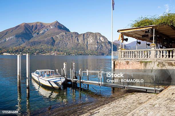 Photo libre de droit de Bellagio Wharf Et Bateau Lac De Côme Lombardie Italie banque d'images et plus d'images libres de droit de Automne