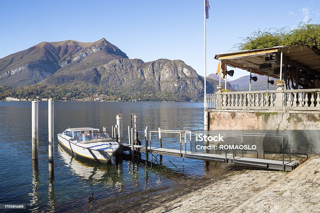 Bellagio wharf e barco no Lago de Como, Lombardia, Itália - Royalty-free Ao Ar Livre Foto de stock