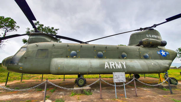 ベトナムのクアンチにあるタコン空港の遺物にあるボーイングch-47チヌークヘリコプター。 - military airplane helicopter military boeing vertol chinook ストックフォトと画像