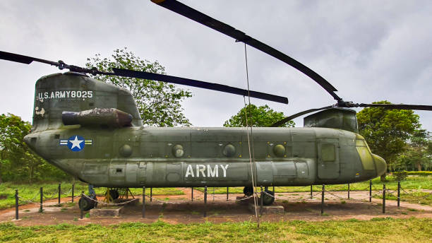 ベトナムのクアンチにあるタコン空港の遺物にあるボーイングch-47チヌークヘリコプター。 - military airplane helicopter military boeing vertol chinook ストックフォトと画像