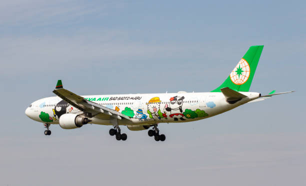 samolot airbus a330-302 eva air (reg b-16331) z malowaniem bad badtz-maru lądujący na międzynarodowym lotnisku tan son nhat, wietnam. - 16331 zdjęcia i obrazy z banku zdjęć