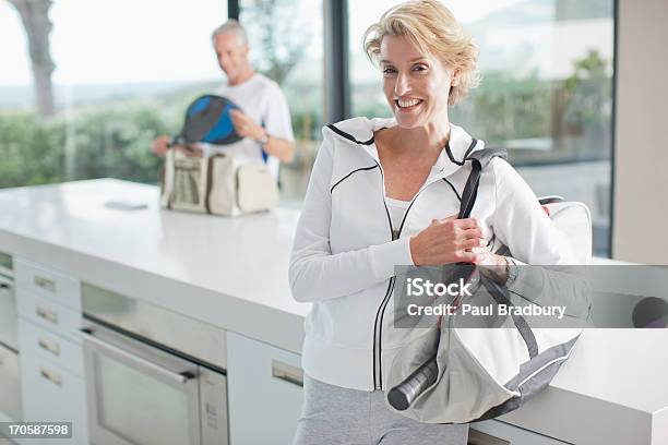 Mujer Llevando Raqueta De Tenis En Bolsa De Gimnasio Foto de stock y más banco de imágenes de Tenis